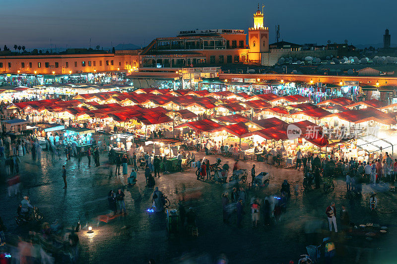 晚上Djemaa El Fna广场与库图比亚清真寺，马拉喀什，摩洛哥